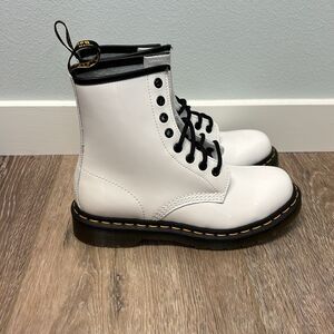 NEW! Dr. Martens 1460 White Patent Leather Lace-Up Boots Women's Size 7 11821104